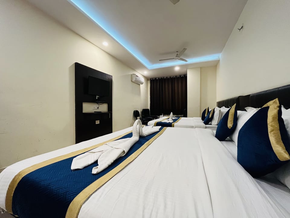 Family Room | Soundproofing, rollaway beds, free WiFi, bed sheets