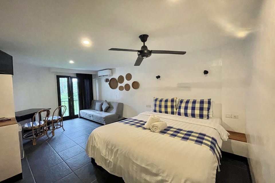 Junior Suite | Desk, WiFi (free), bed sheets