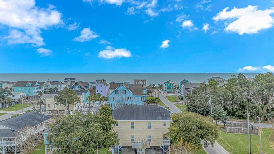 Colorful coastal homes dot the shoreline community in this peaceful beachside neighborhood overview.