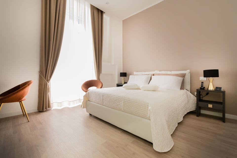 Deluxe Room con balcone | Premium bedding, down comforters, in-room safe, individually furnished