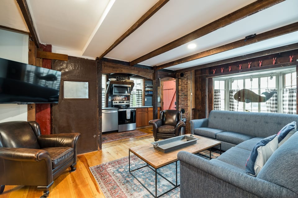 Sunny 1st floor unit with views