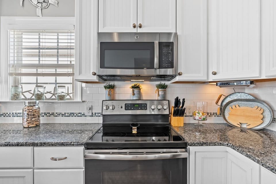 House, 4 Bedrooms | Private kitchen | Coffee/tea maker, fridge, oven, toaster