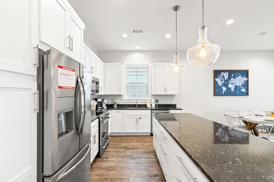 House, Multiple Beds, Pool Access, Pool View | Private kitchen | Fridge, microwave, oven, stovetop