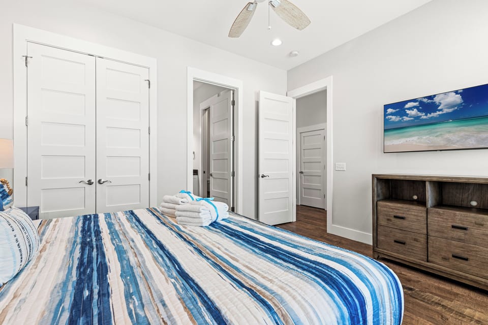 Fabulous Modern Beach House - 4br, 3.5ba: Pool/beach View & Access/balcony House in Lower Grand Lagoon