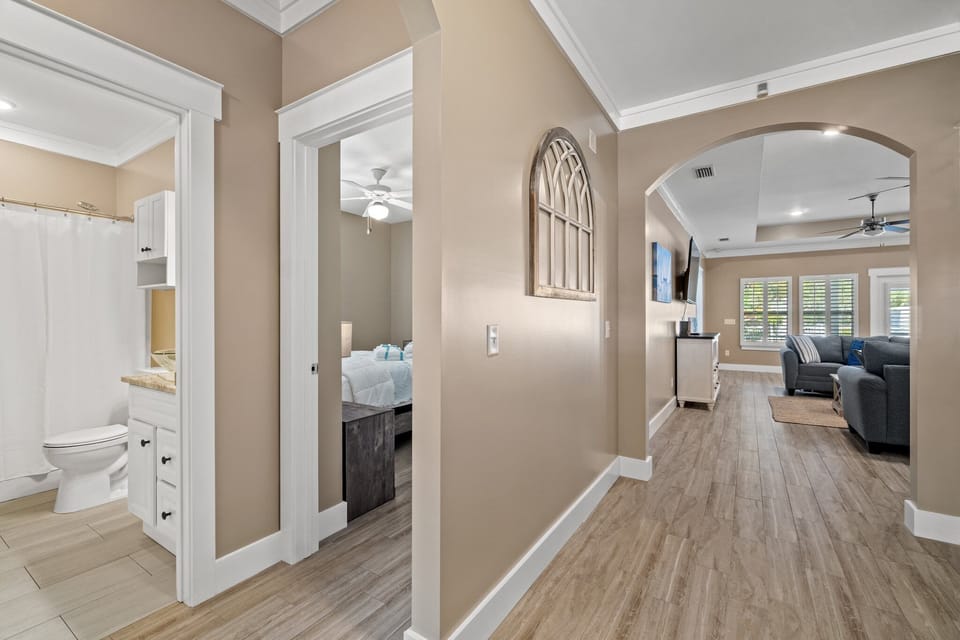 Charming Retreat, a Short Walk to Laguna Beach, With Room for 10! House in Laguna Beach