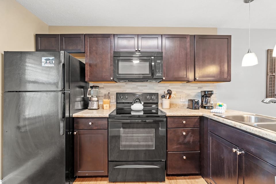 Cottage, Multiple Beds, Balcony, Garden View (120 Palm Beach Dr A) | Private kitchen