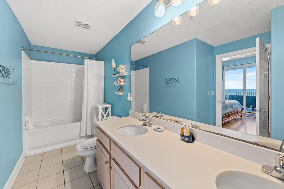 Large Balcony! Gulf Front Master Suite! Many Amenities On-site! Apartment in Panama City Beach