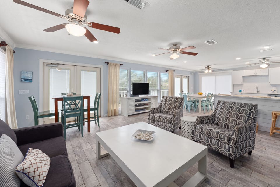House, Multiple Beds, Pool Access, Pool View (130 Birmingham St) | Living area | 42-inch flat-screen TV with digital channels