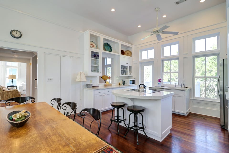 House, Multiple Beds, Patio | Private kitchen | Fridge, microwave, oven, stovetop