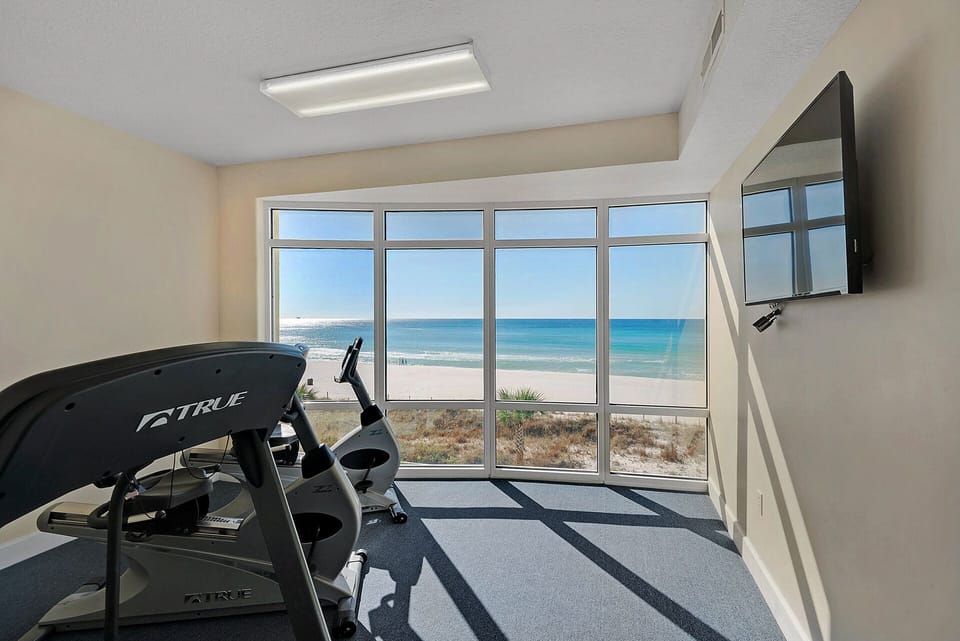 NEW Property! Vacation Right on the Gulf in Sand & Seafoam Villa. Sleeps 6! Apartment in Long Beach