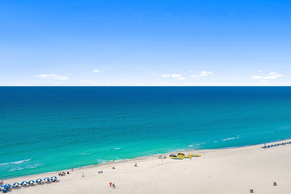 Luxurious Ocean Villa Resort - Gulf Front Paradise With Views! Apartment in Long Beach