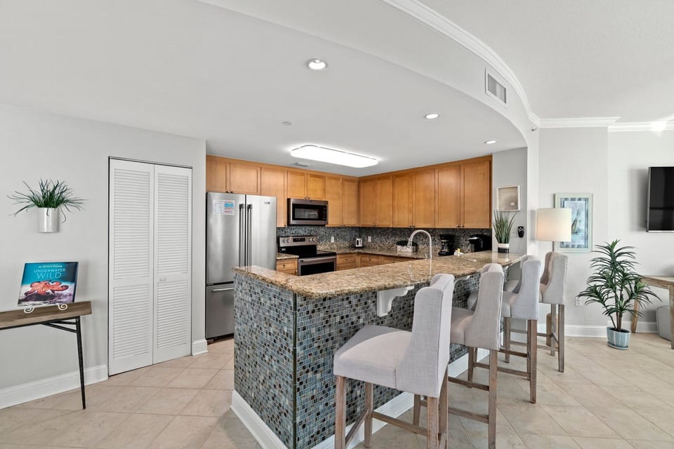 Condo, Multiple Beds, Hot Tub, Ocean View | Private kitchen