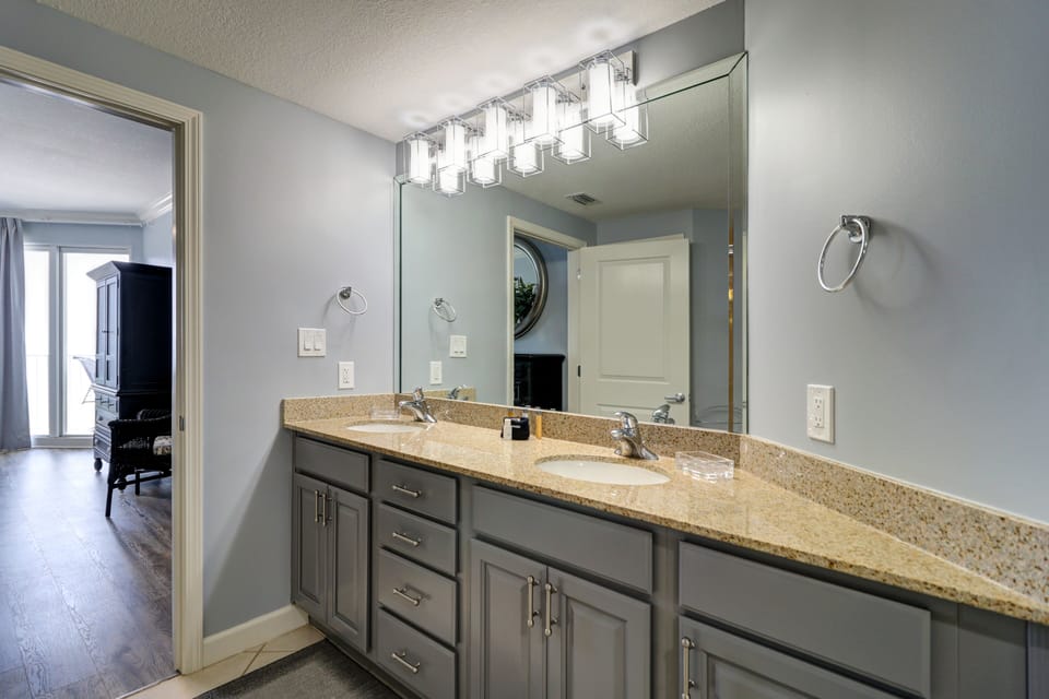Gulf Front Master Suite! Directly On The Beach! 3 BR / 2 BA! Sleeps 8! Apartment in Long Beach