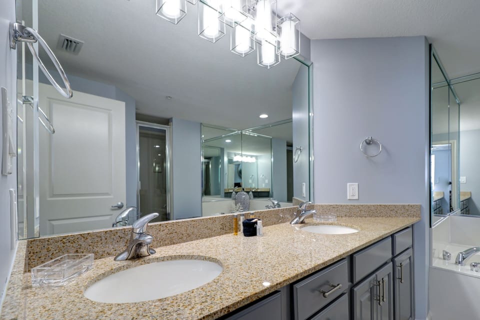 Gulf Front Master Suite! Directly On The Beach! 3 BR / 2 BA! Sleeps 8! Apartment in Long Beach