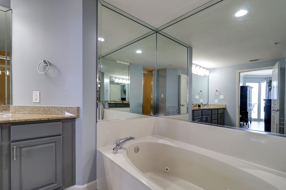 Gulf Front Master Suite! Directly On The Beach! 3 BR / 2 BA! Sleeps 8! Apartment in Long Beach