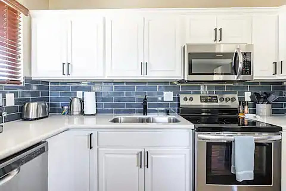 Newly updated kitchen, remodeled Dec '22