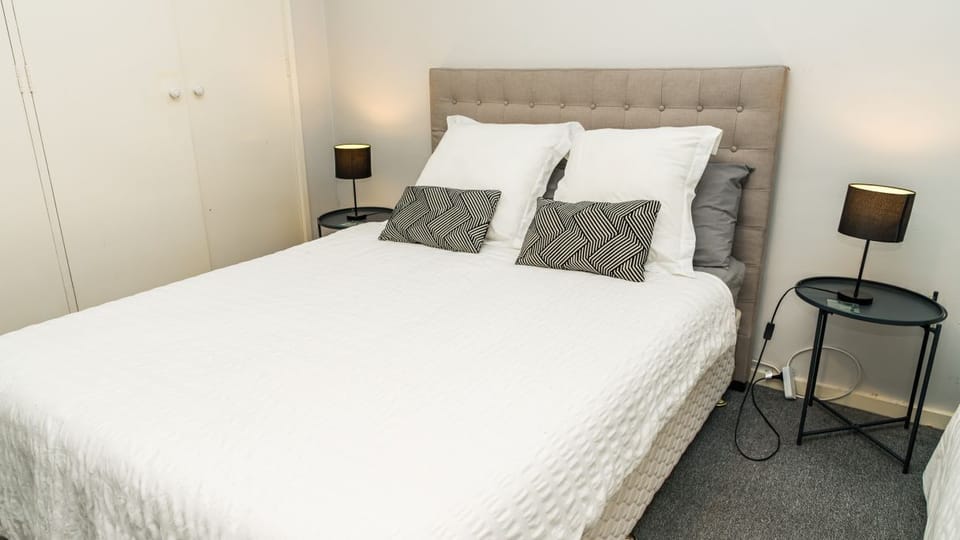 q
Queen bed and king single bed