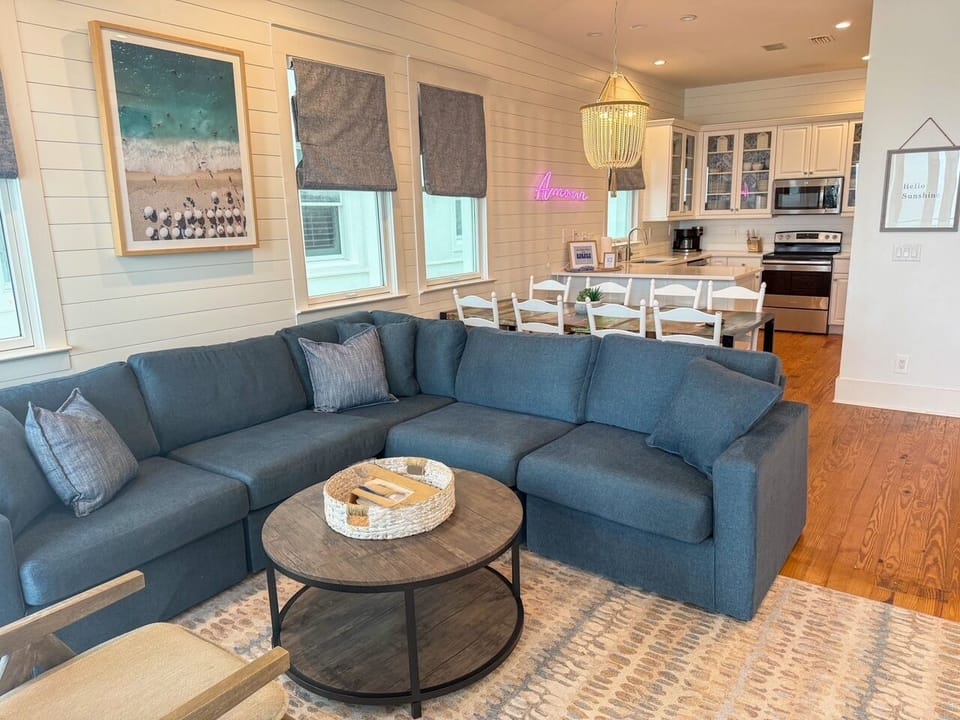 Beautiful 2nd floor living room - NEW SECTIONAL