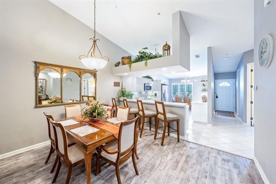 Formal Dining & Kitchen countertop seating 