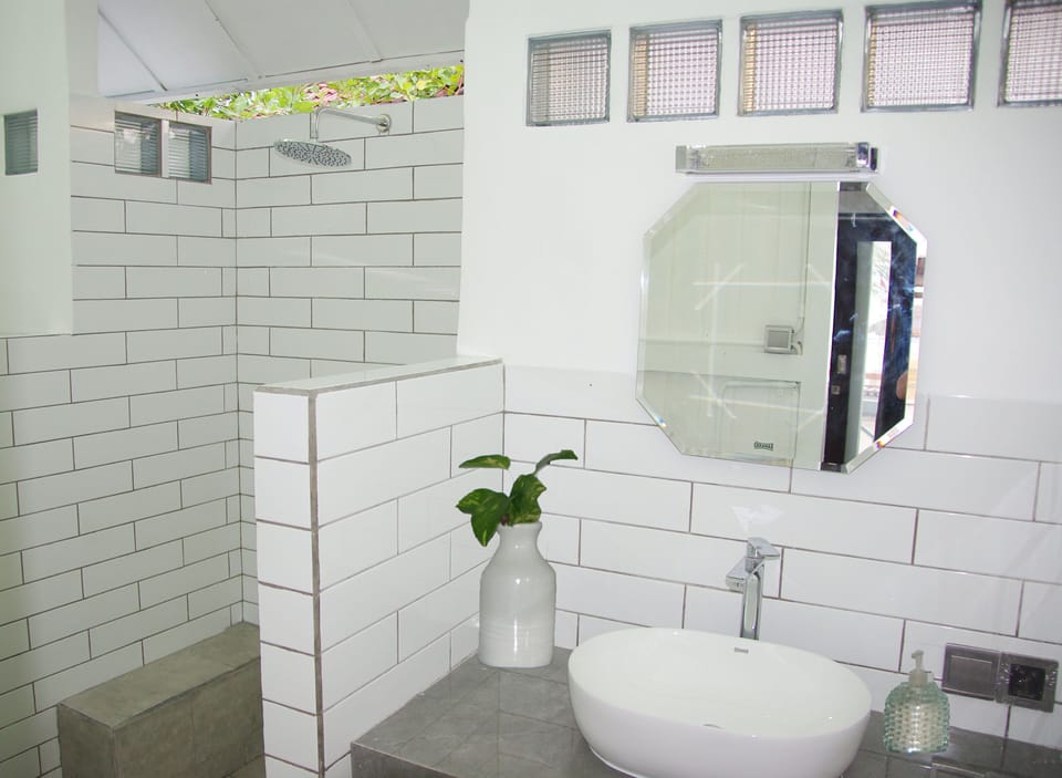 Shower, rainfall showerhead, free toiletries, towels