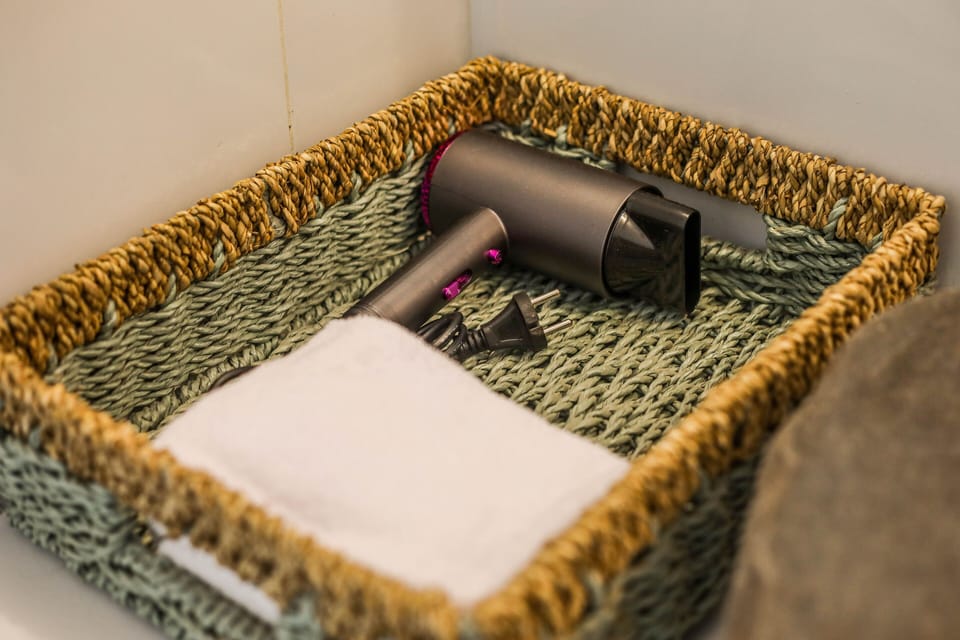 Shower, rainfall showerhead, free toiletries, hair dryer