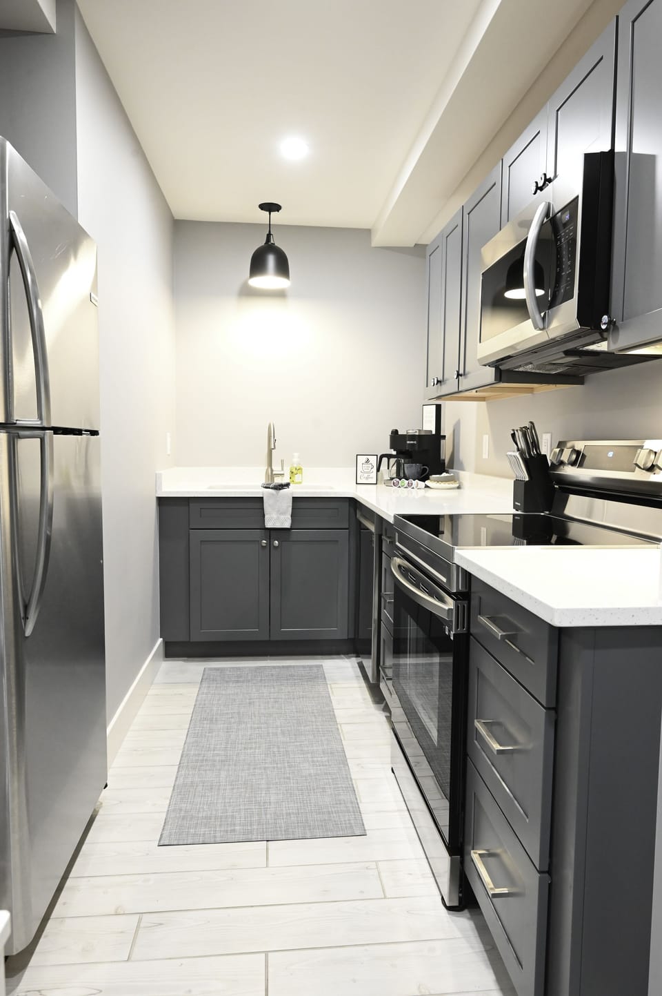 Full kitchen with Stove, oven, refridgerator, microwave and dishwasher