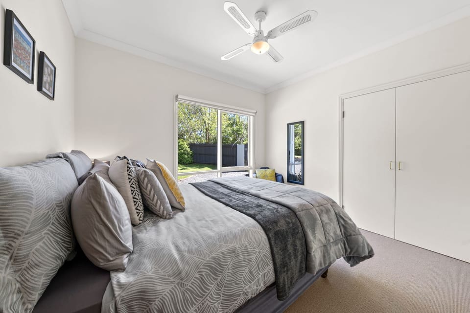 Queen bedroom 3