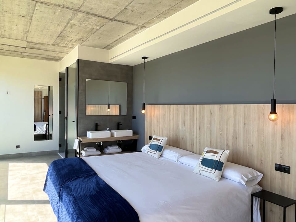 Junior Room | Hypo-allergenic bedding, desk, cribs/infant beds, rollaway beds