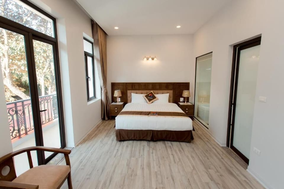 Pillowtop beds, desk, laptop workspace, soundproofing