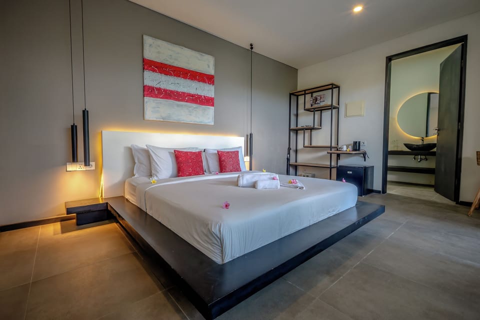 Deluxe Room, 1 King Bed | Bathroom | Separate tub and shower, free toiletries, hair dryer, towels