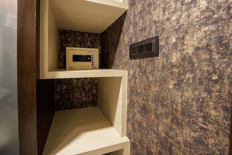 Signature Penthouse | Minibar, in-room safe, individually furnished, iron/ironing board