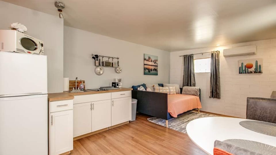 Apartment (0 Bedroom) | Private kitchen | Fridge, microwave, oven, blender