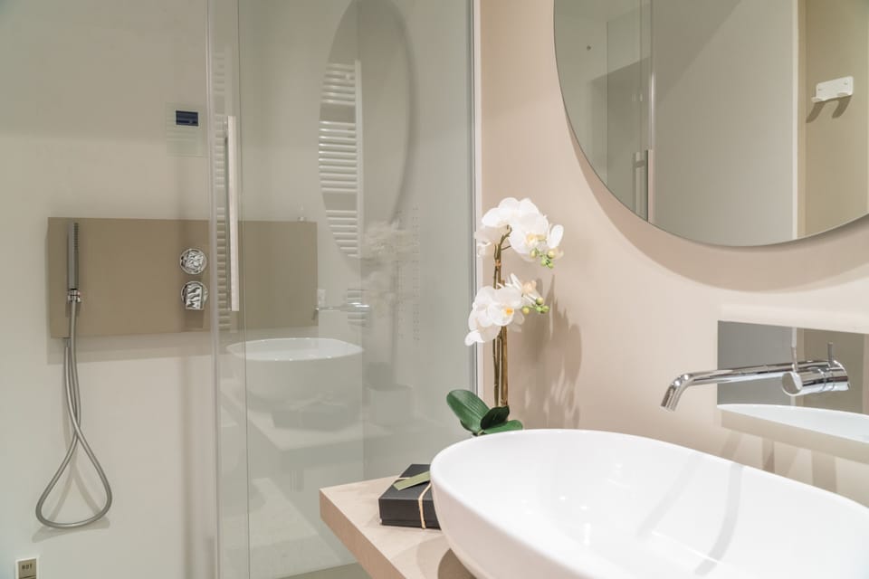 Suite (Rose vista Campiello) | Bathroom | Hair dryer, bathrobes, slippers, bidet