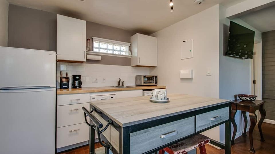 Studio (1 Bedroom) | Private kitchen | Fridge, microwave, stovetop, dishwasher