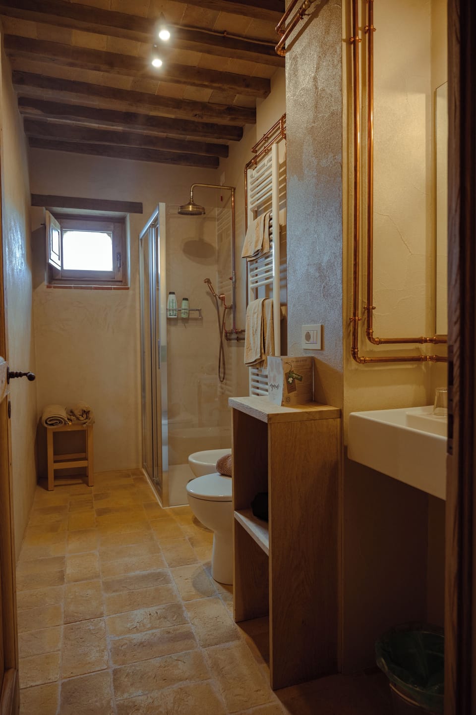 Deluxe Quadruple Room | Bathroom | Shower, rainfall showerhead, free toiletries, hair dryer