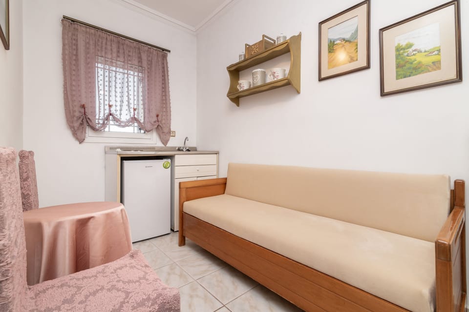 Family Villa | Living area | 32-inch Smart TV with digital channels, TV, Netflix