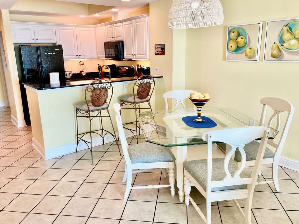 Seating for 4 at the dining table....