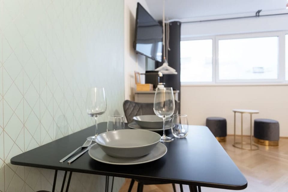 Hochwertiges Geschirr , Besteck und Gläser etc. stehen für dich bereit.---High quality dishes, cutlery and glasses etc. are ready for you.