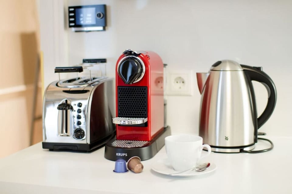 Die Küche ist ausgestattet mit den Essentials, wie z.B. eine Nespresso Maschine, Toaster und Wasserkocher.