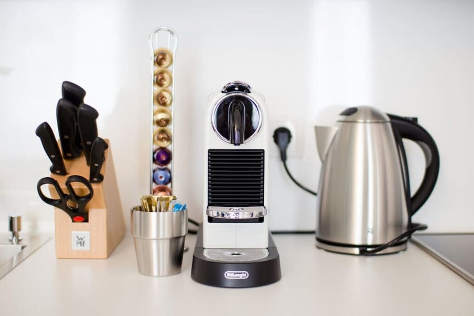 Die Küche ist ausgestattet mit den Essentials, wie z.B. eine Nespresso Maschine.