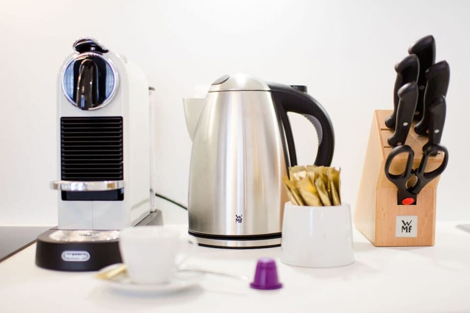 Die Küche ist ausgestattet mit den Essentials, wie z.B. eine Nespresso Maschine.