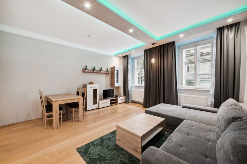 Die große Couch bietet einen weiteren Schlafplatz