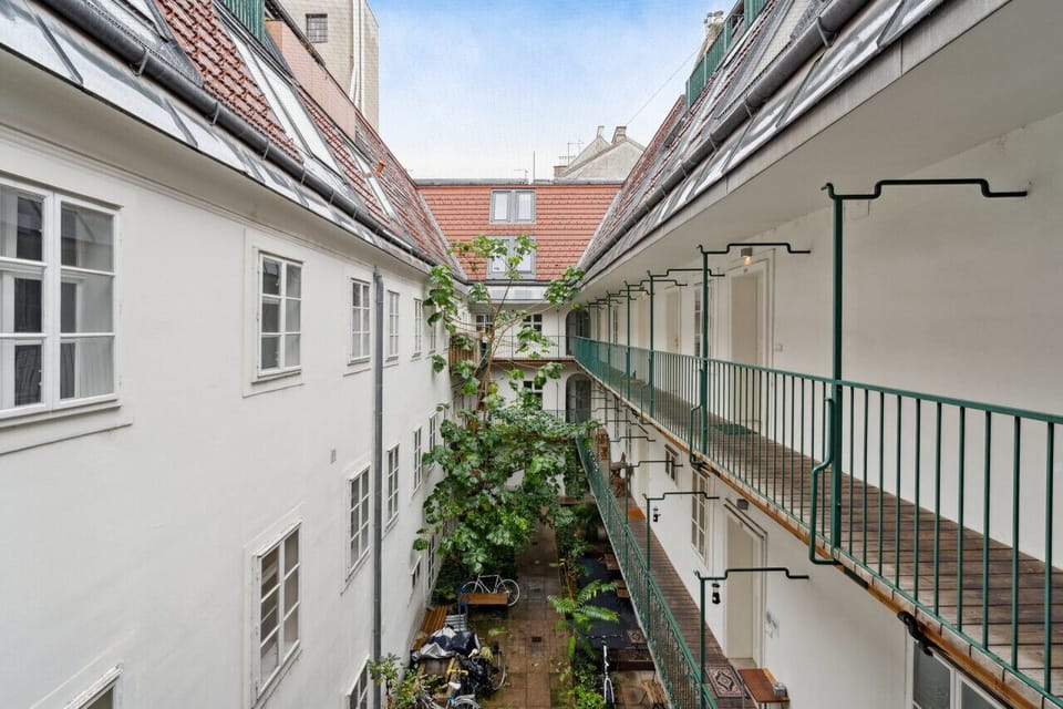 Der sehr gepflegte Innenhof des Wohnhauses mit netten freundlichen Nachbarn