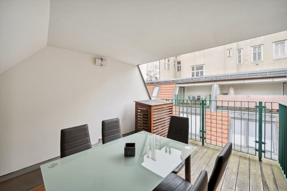 Die Loggia bietet einen Blick auf den schönen Innenhof des Wohnhauses