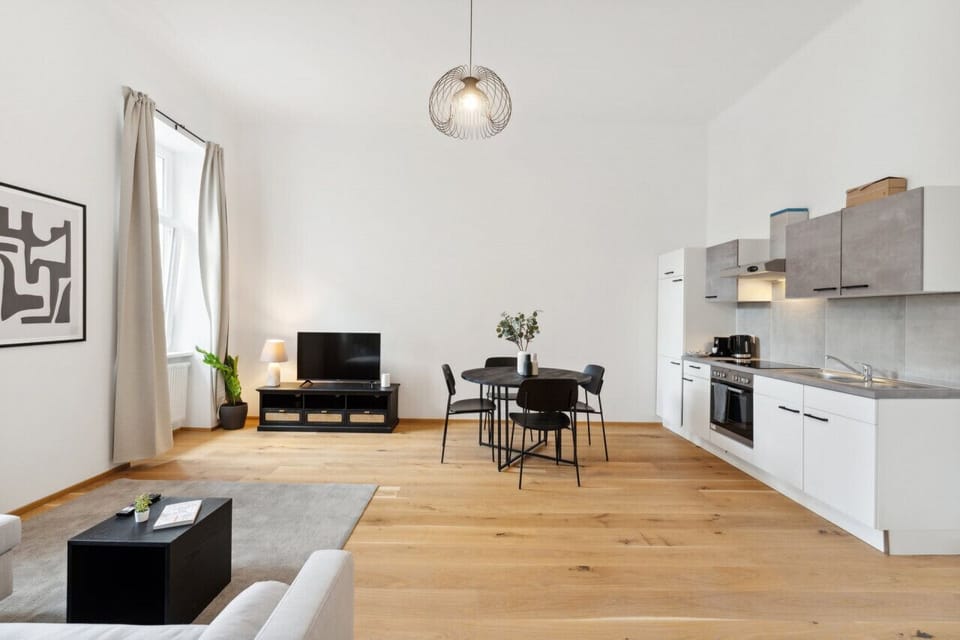 Hochwertiger Holzfußboden, die dem Charme einer sanierten Wiener Altbauwohnung nachkommen