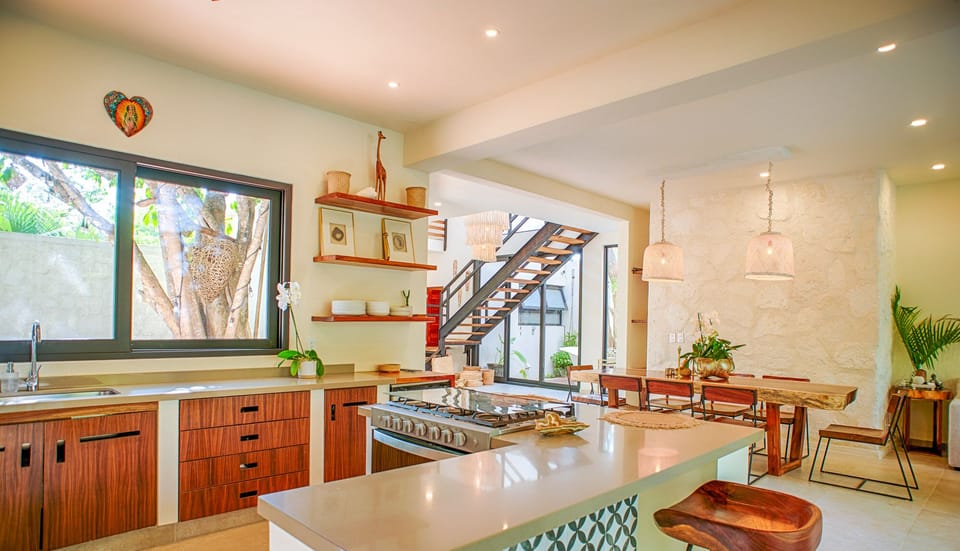 Breakfast bar and kitchen