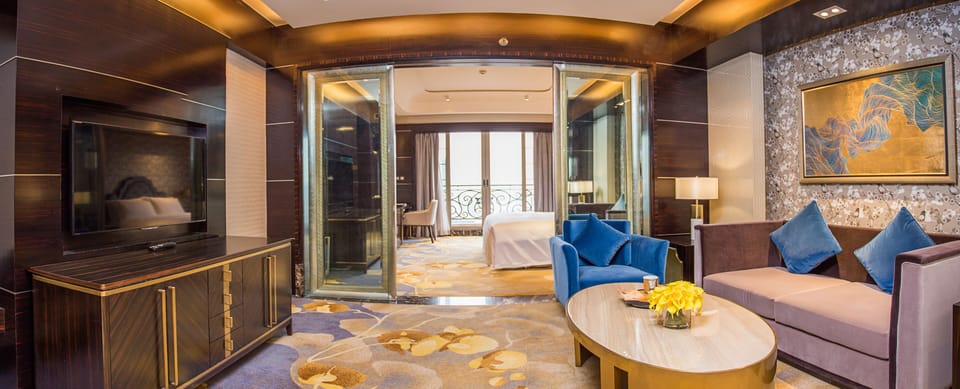 Castle Suite | Premium bedding, down comforters, minibar, in-room safe