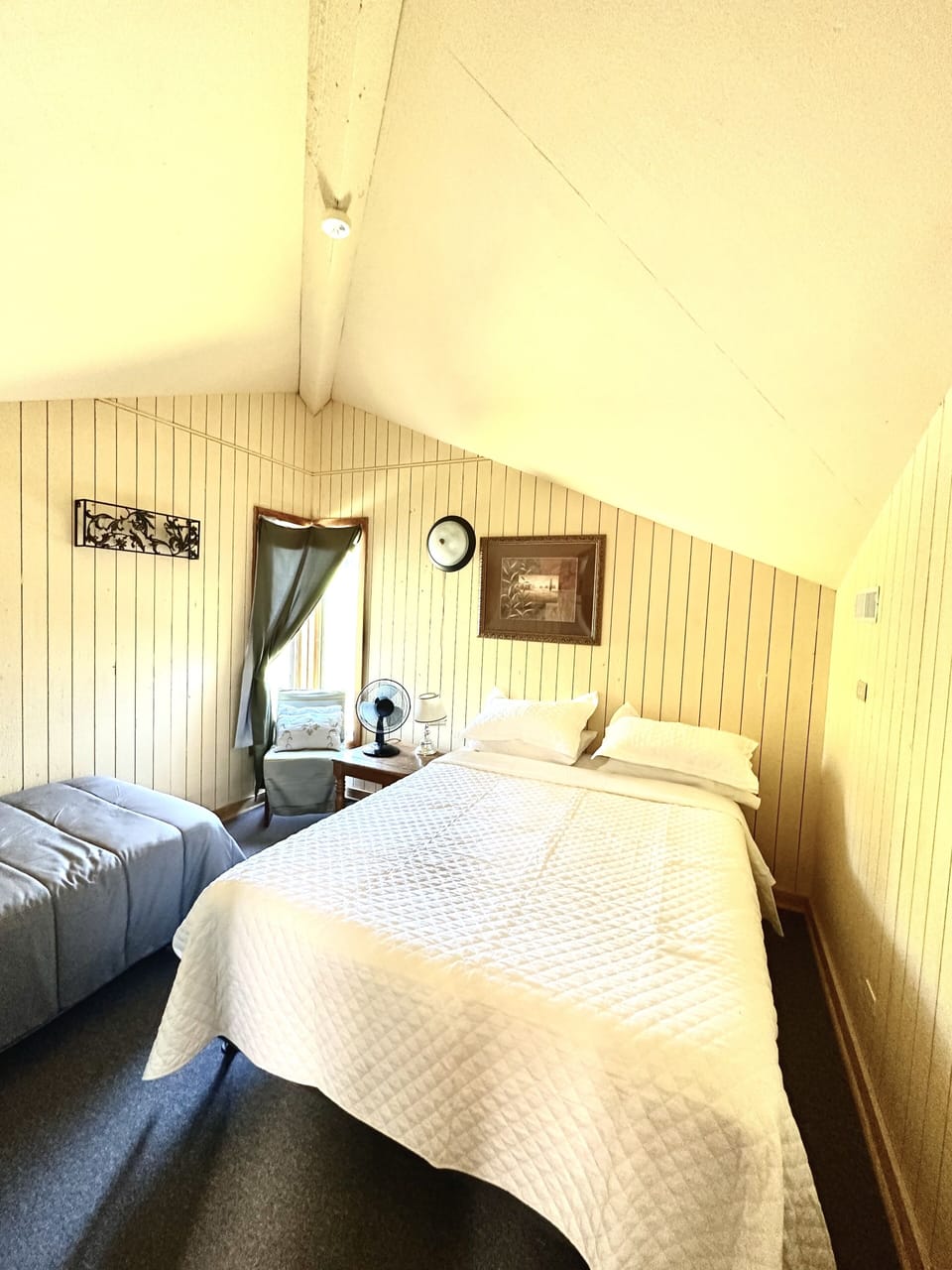 Queen and twin bedroom.