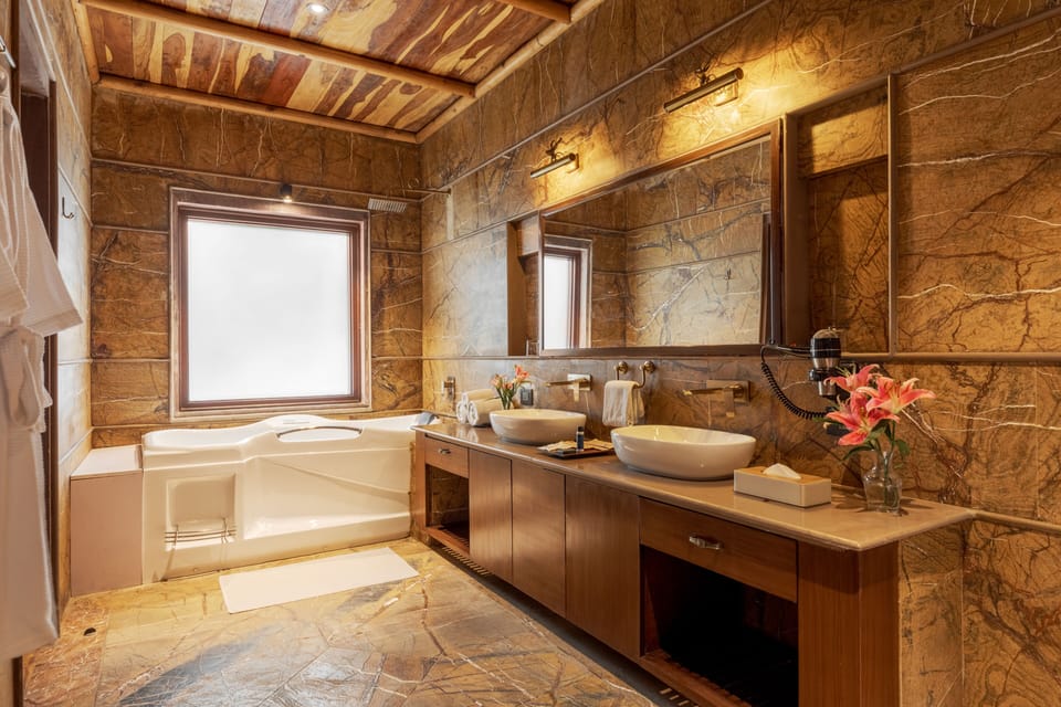 Legacy Suite with Hot Tub | Bathroom | Free toiletries, hair dryer, bathrobes, slippers