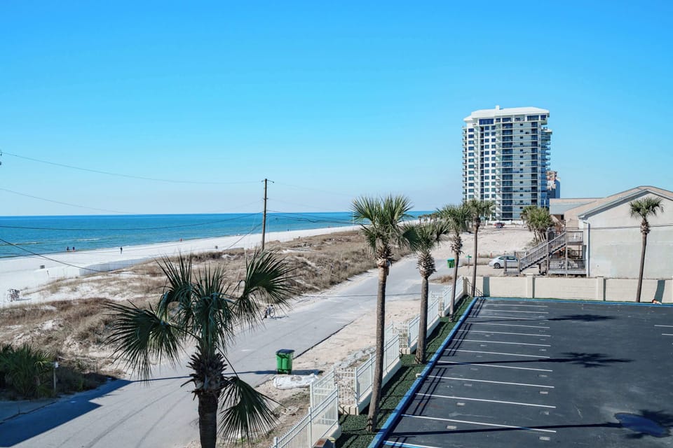 Bethys Beachy Beauty Regency Towers! Apartment in Lower Grand Lagoon